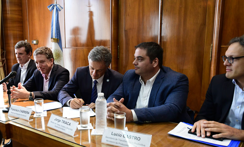 Gobierno firmó acuerdo con industria textil y del calzado para impulsar la producción