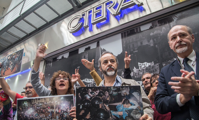 Tras la represión, docentes anunciaron un paro nacional para este martes