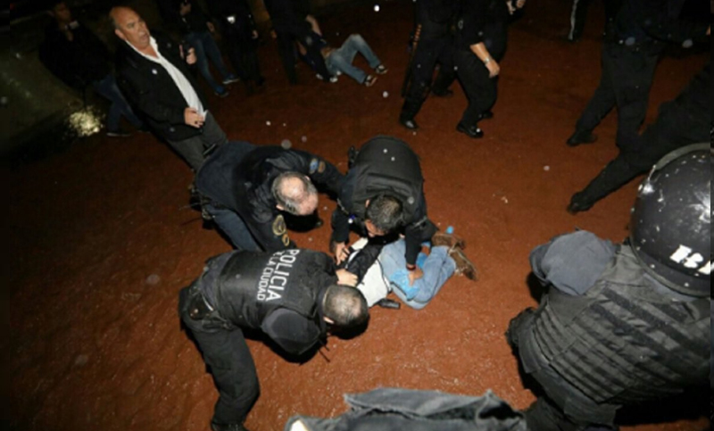 Docentes denunciaron represión policial mientras instalaban una «carpa blanca»