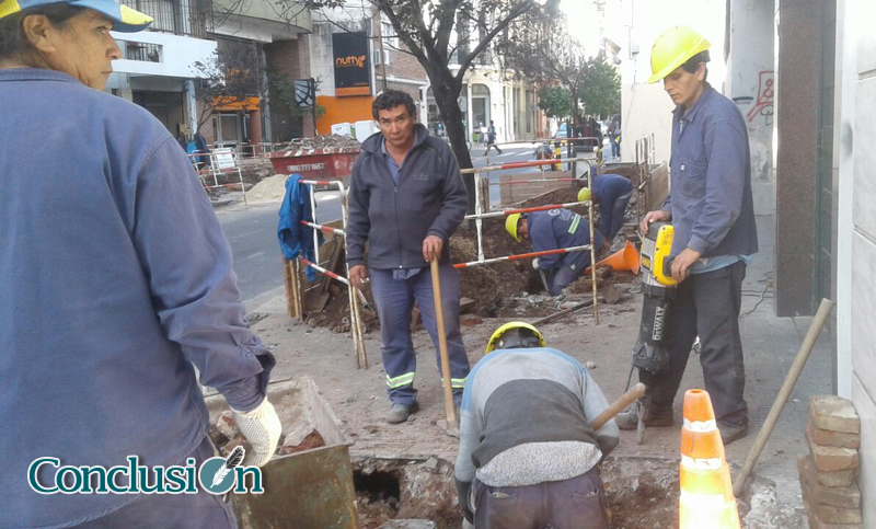 Susto entre vecinos del centro de la ciudad por rotura de caño y fuga de gas