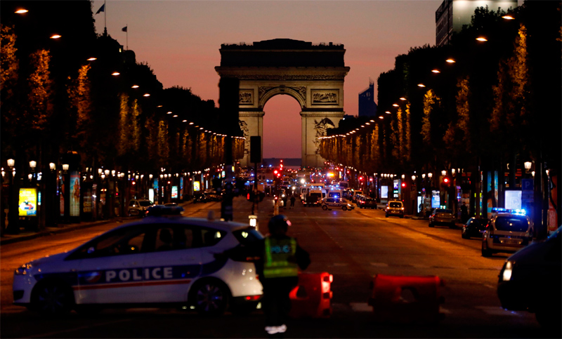 París: tiroteo en Campos Elíseos deja dos policías y al agresor muertos