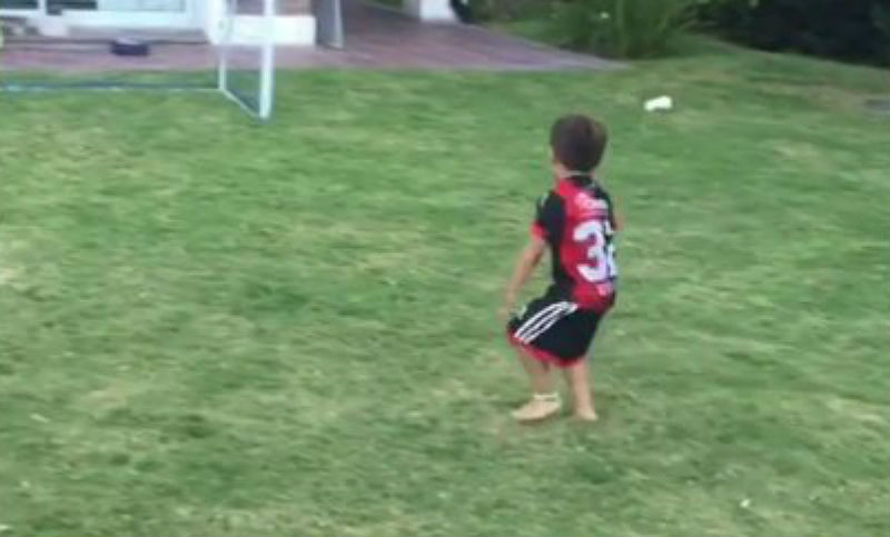 El hijo de Scocco mostró sus habilidades con la pelota
