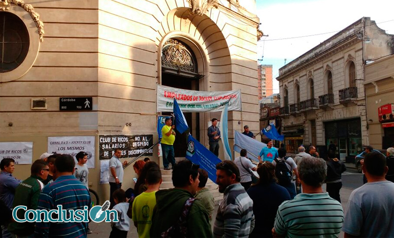 Protesta de trabajadores de Jockey Club en pedido de aumentos