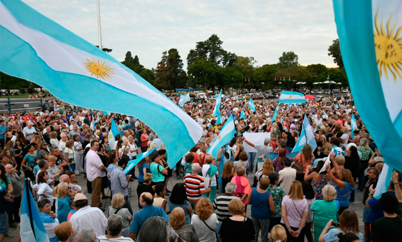 Rosarinos marcharon al Monumento en apoyo al Gobierno nacional