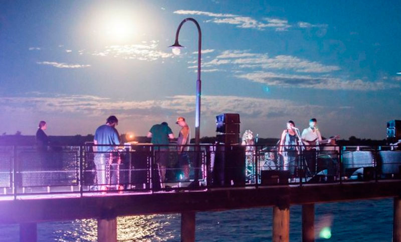 El jefe de la UCR provincial es el dueño de un resto-pub en un muelle público