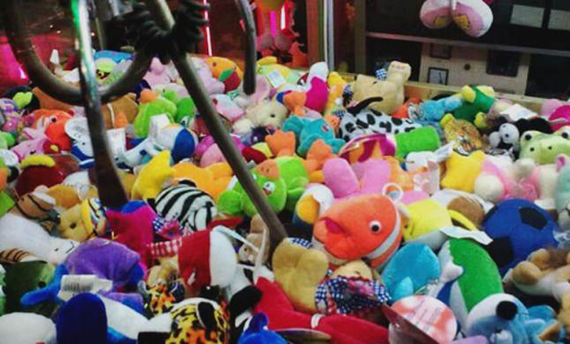 Tío y sobrinos detenidos por asaltar una máquina de peluches