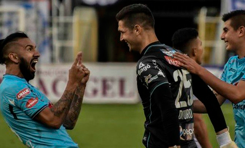El arquero santafesino que metió un increíble golazo en Bolivia