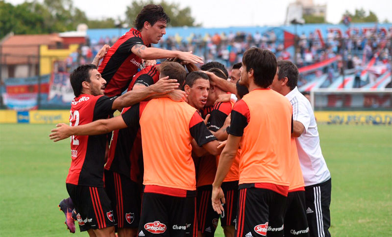 Newell’s consiguió una trabajosa victoria ante Arsenal y sueña en grande