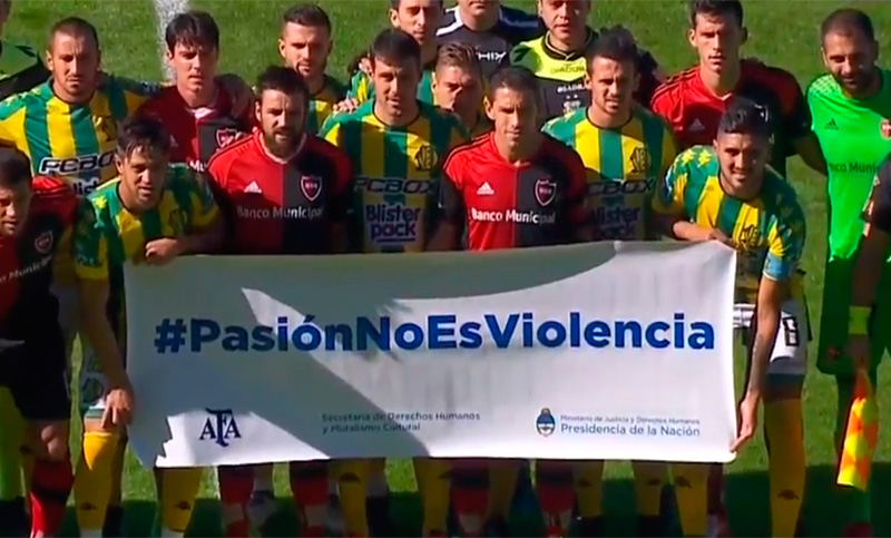 Los jugadores de Aldosivi y Newell’s posaron juntos y pidieron por la paz en el fútbol