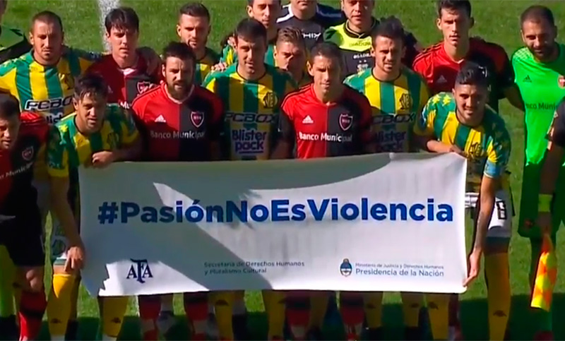 Los jugadores de Aldosivi y Newell’s posaron juntos y pidieron por la paz en el fútbol