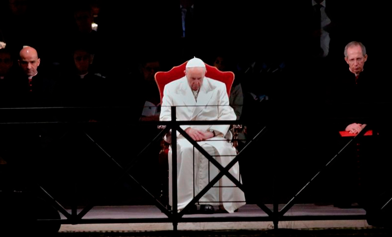 Francisco encabezó su quinto Via Crucis con eje en “el dolor del mundo”