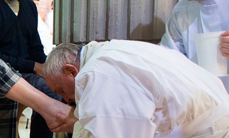 El Papa lavó los pies y dio comunión a presos, entre ellos un argentino