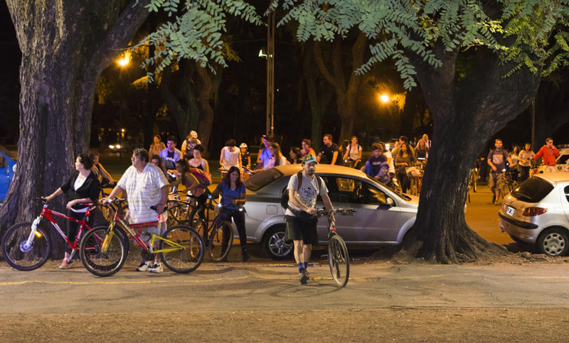 Con bicicleteada y música, Rosario vivió su último Picnic Nocturno