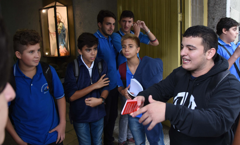 Raperos concientizan sobre educación vial a la salida de las escuelas