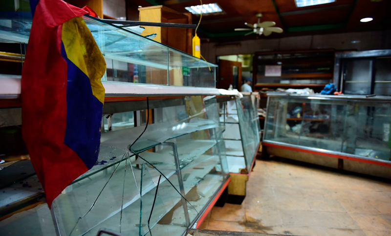 Venezuela: saqueadores aprovechan el caos destrozan negocios y roban mercadería