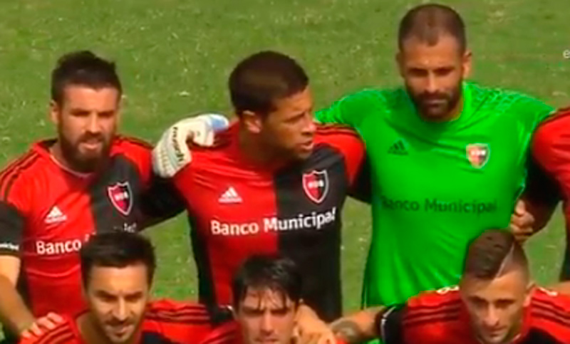 Sebastián Domínguez, el más destacado en una defensa que bancó la parada ante Arsenal