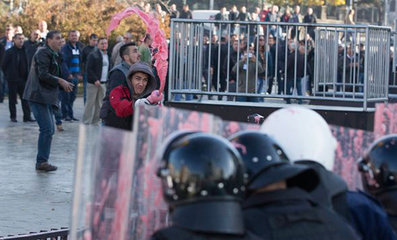 Miles de serbios protestan contra el recientemente elegido presidente