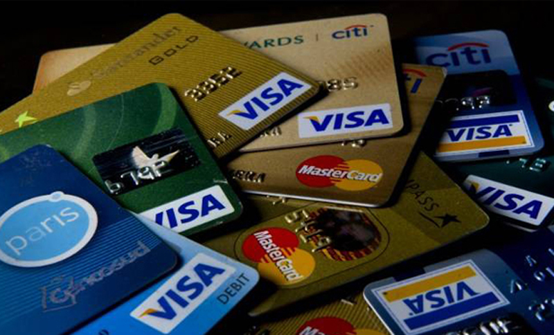 Capturaron a dos hombres acusados de estafas con tarjetas de crédito