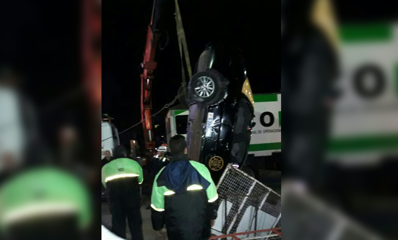 Un taxi cayó a un gran pozo en la zona de Pichincha