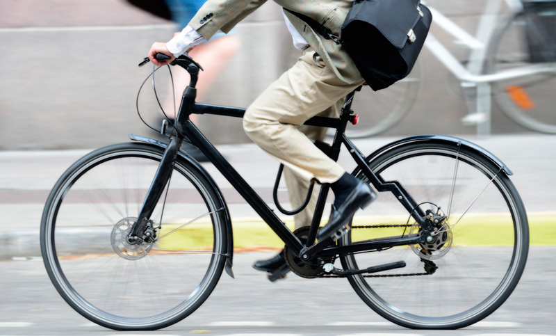 Viajar en bicicleta al trabajo reduce a la mitad riesgos cardíacos y de tumores
