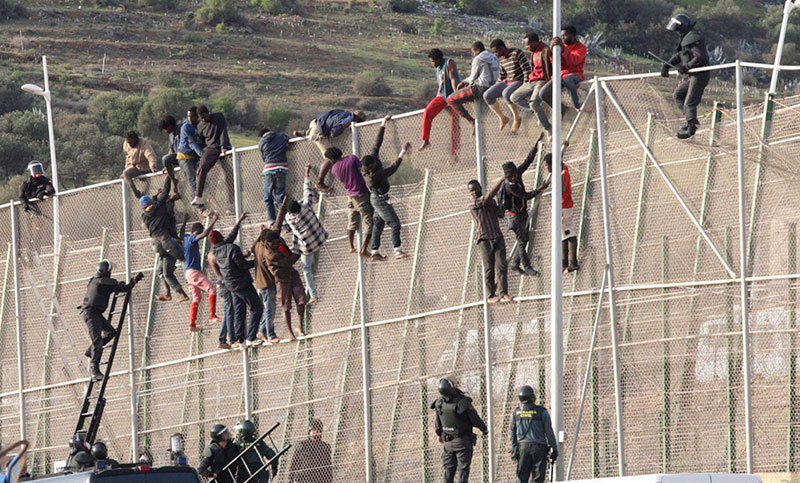 Un centenar de inmigrantes entró en España tras saltar valla fronteriza