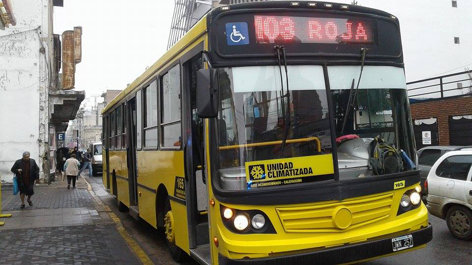 Ladrón robó un celular en un colectivo, pero los pasajeros lograron recuperarlo