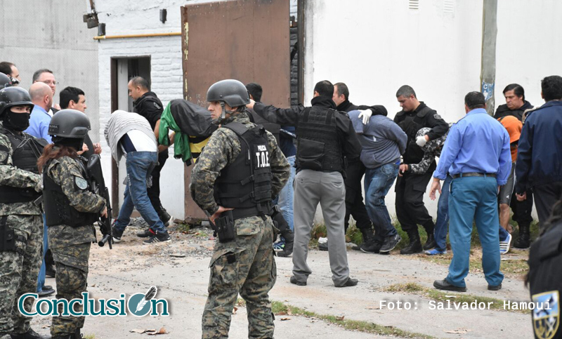 Trasladan 100 presos desde la comisaría 15ª al penal de Piñero