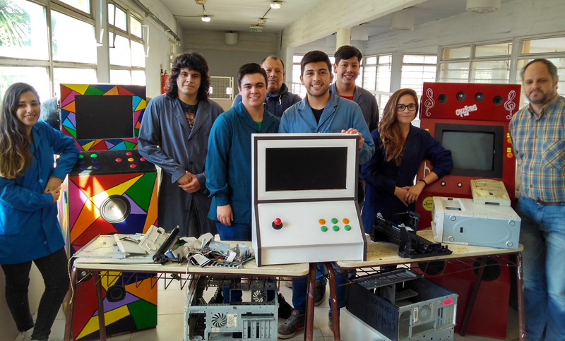 Estudiantes de Berazategui reciclan computadoras en proyecto solidario