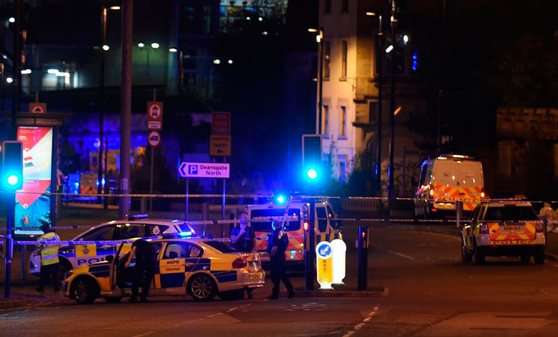 Atentado suicida deja 22 muertos en el recital de Ariana Grande en Manchester