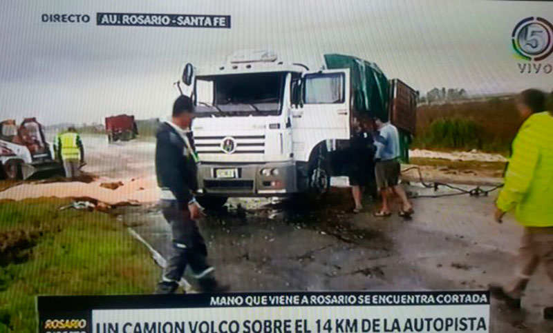 Un camión que transportaba soja volcó sobre la autopista Rosario – Santa Fe