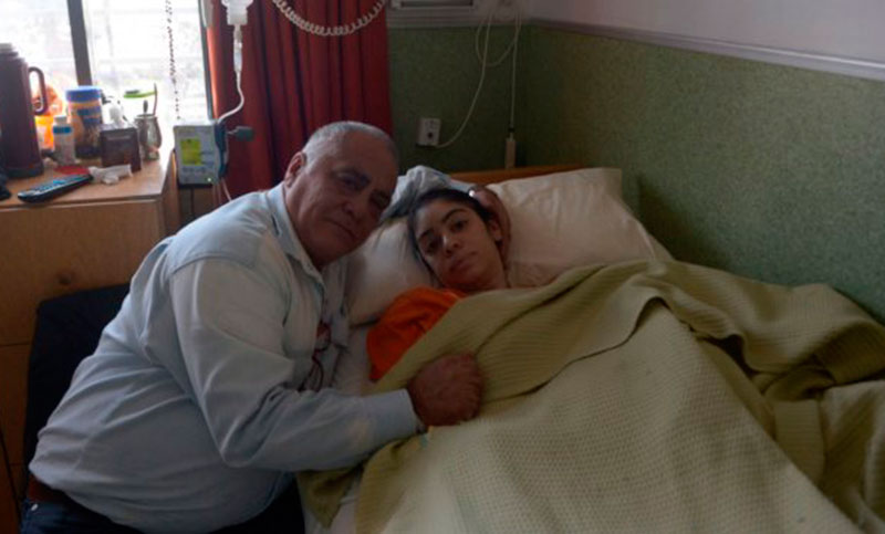 Fue por un implante mamario y terminó con daño neurológico hace siete meses