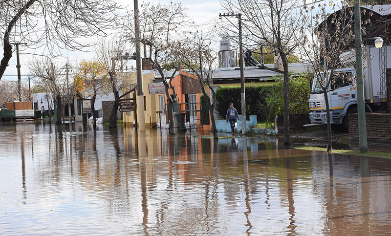 “En Melincué vivimos tres procesos de inundaciones, pero este es el peor”