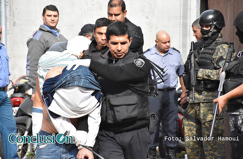 Trasladan 100 presos desde la comisaría 15ª al penal de Piñero