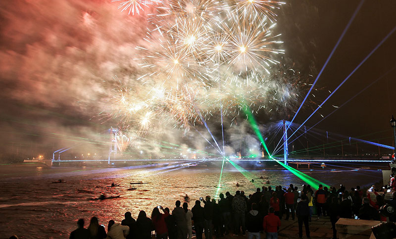 A pura fiesta, la provincia inauguró la nueva iluminación del Puente Colgante