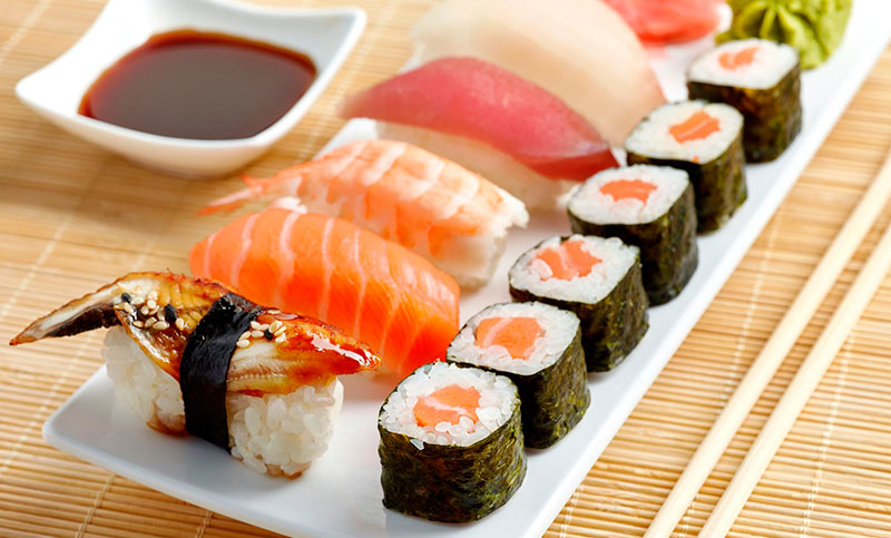 Alerta para los amantes del sushi: un riesgoso parásito está causando infecciones  