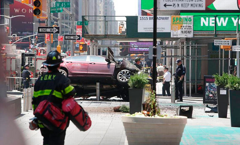 Al menos un muerto y 12 heridos en accidente de automóvil en Times Square