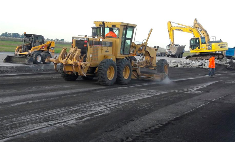 Las máquinas ya trabajan sobre la pista del aeropuerto Islas Malvinas