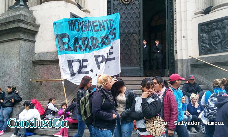 Barrios de Pie hace una protesta con olla popular frente a la Bolsa de Comercio
