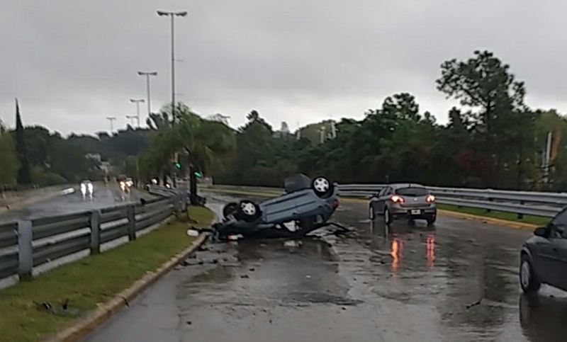 Siniestro vial: espectacular vuelco frente a la usina Sorrento sin lesionados