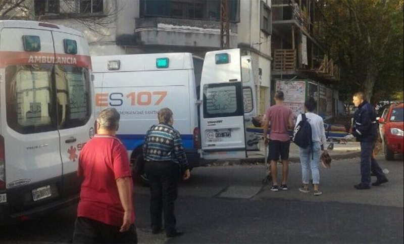 Fuerte choque entre un auto y una moto dejó a ambos conductores hospitalizados