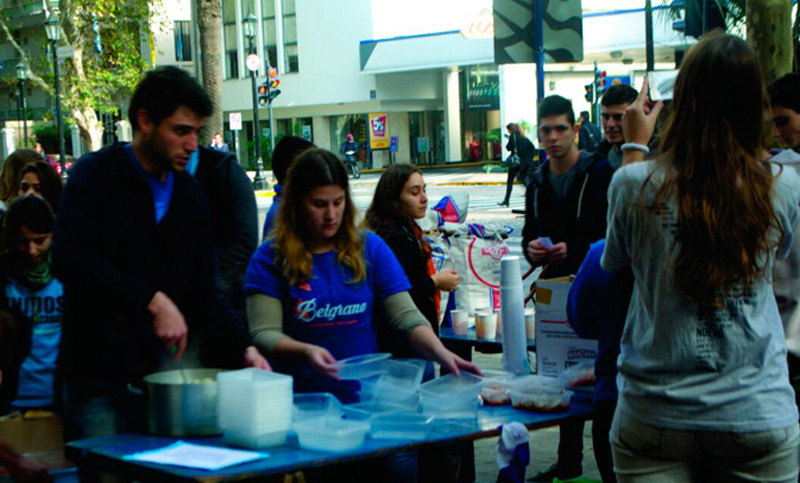 Los estudiantes de Ciencias Económicas y el Superior en reclamo por un comedor