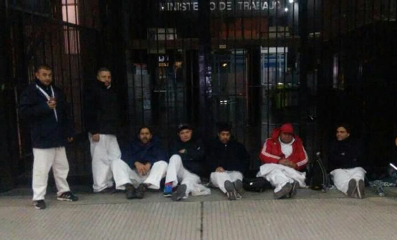 Trabajadores de Cresta Roja se encadenaron en el Ministerio de Trabajo