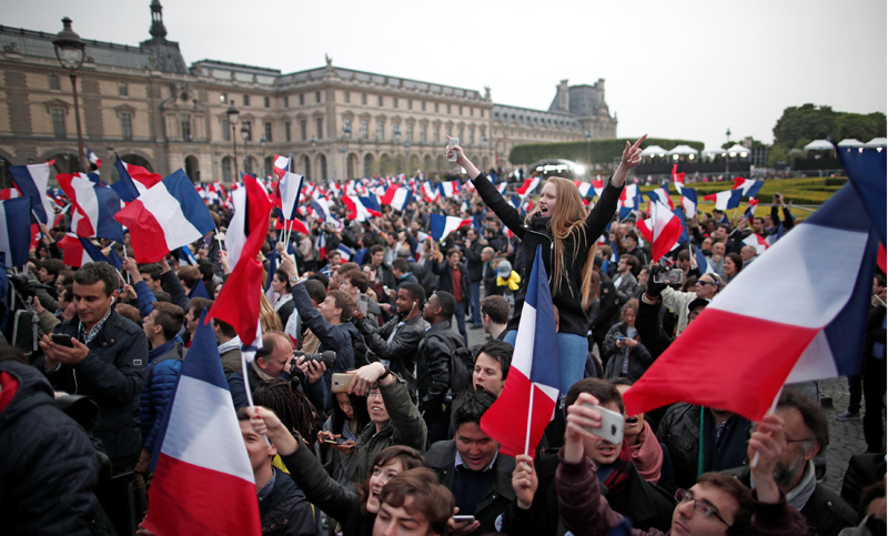 Miles de franceses celebran la victoria de Macron frente al Museo del Louvre