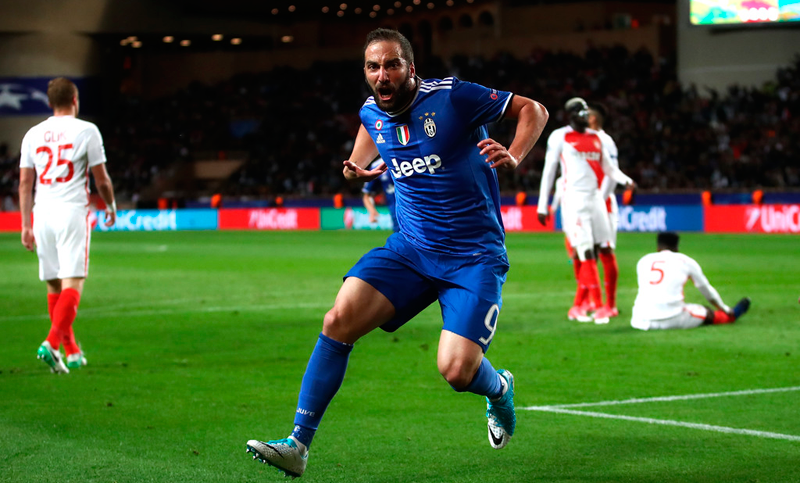 Con un doblete de Higuaín, la Juve derrotó a Mónaco en Francia