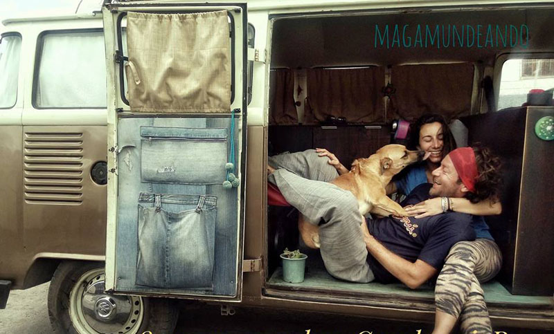Una pareja argentina recorre el mundo en una combi modelo 1985