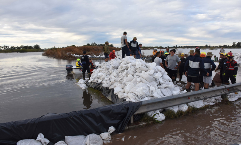 Rutas anegadas y pueblos en peligro tras desbordes de lagunas La Picasa y Melincué