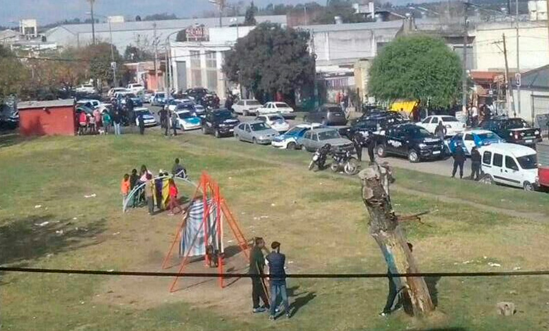 Disturbios en una comisaría luego de que un joven fuera abatido por la policía