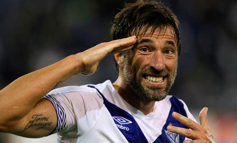 Vélez consiguió una polémica y agónica victoria sobre Tigre