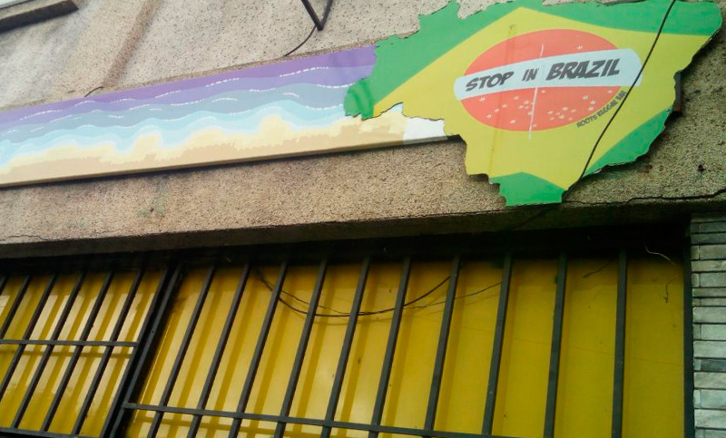 «Noche de los cascos»: la original protesta de un bar cultural