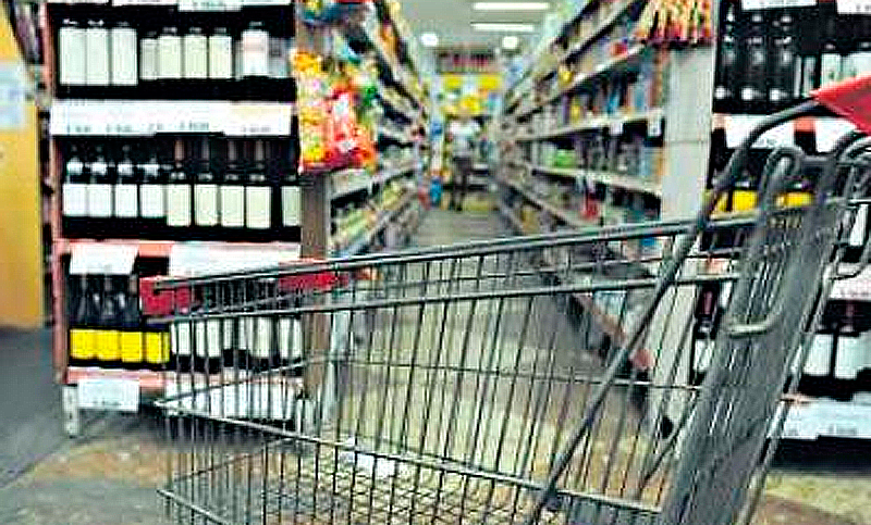 Con la mira en las elecciones, el Gobierno prepara medidas para apuntalar el consumo